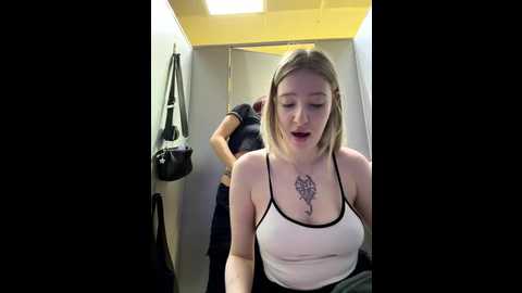 cum_girlss @ stripchat on 20251110