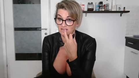 hexe40002 @ stripchat on 20251119