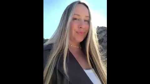 mona_plus @ stripchat on 20251119