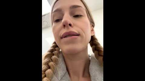 kira_mia @ stripchat on 20251204