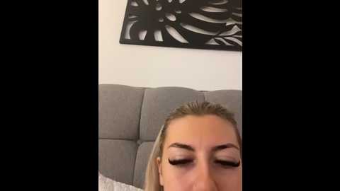 petite_poppy_xox @ stripchat on 20251212