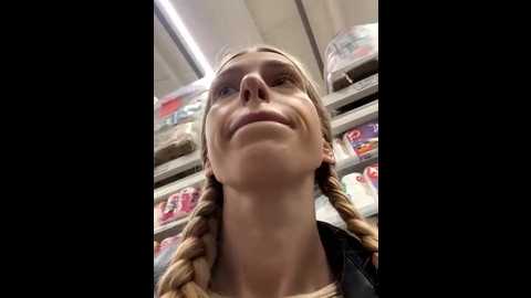 kira_mia @ stripchat on 20251216