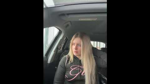 holly_glamour @ stripchat on 20260413